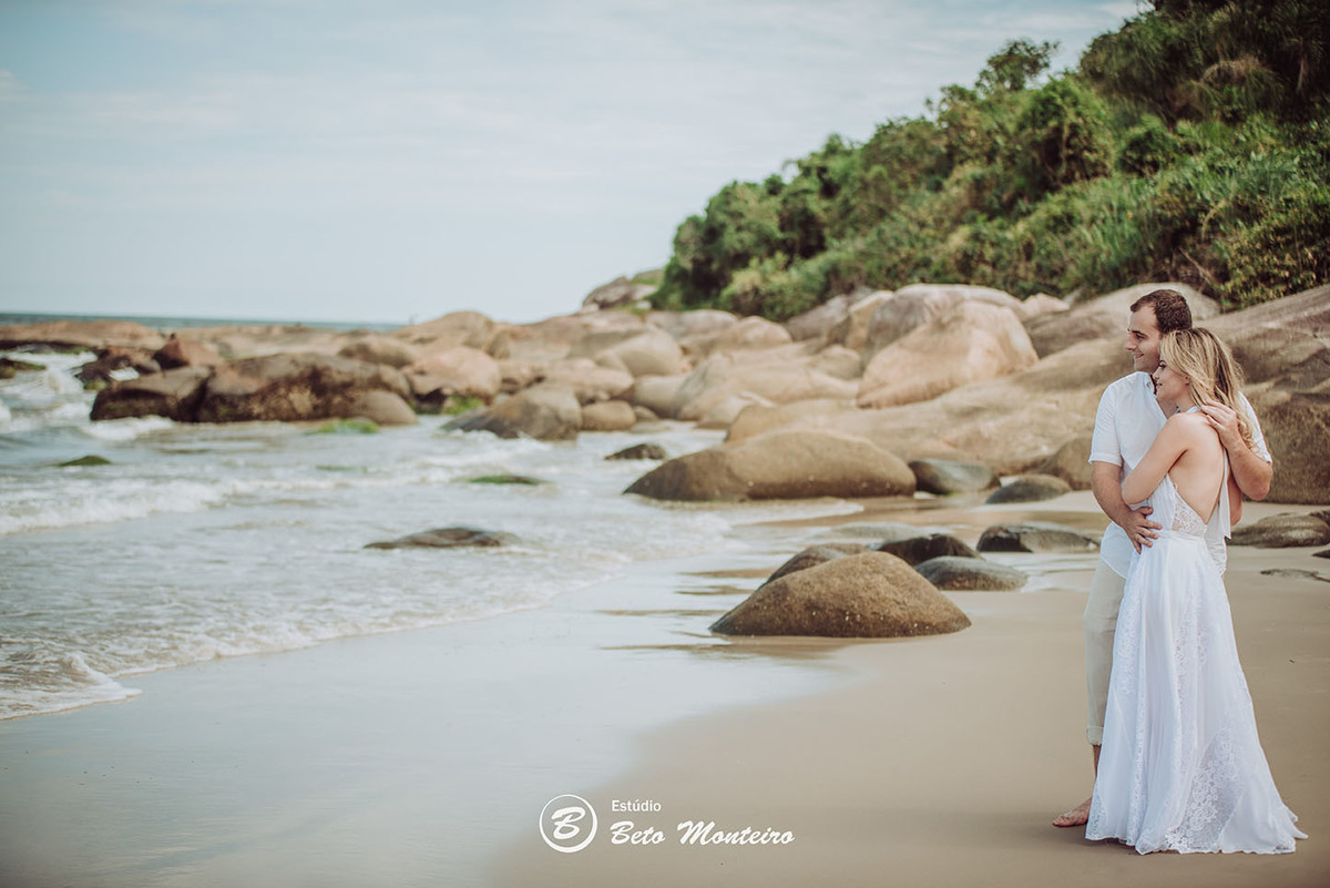 Casamento - Wedding - Pré-Casamento - Cobertura de casamento - foto e filmagem de casamento - Wedding Day - Pré-Wedding - Trash the dress - Estúdio Beto Monteiro - Curitiba - Caieiras - Guaratuba - Céu azul - casal de branco - praia - natureza