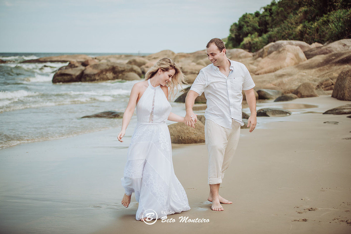 Casamento - Wedding - Pré-Casamento - Cobertura de casamento - foto e filmagem de casamento - Wedding Day - Pré-Wedding - Trash the dress - Estúdio Beto Monteiro - Curitiba - Caieiras - Guaratuba - Céu azul - casal de branco - praia - natureza