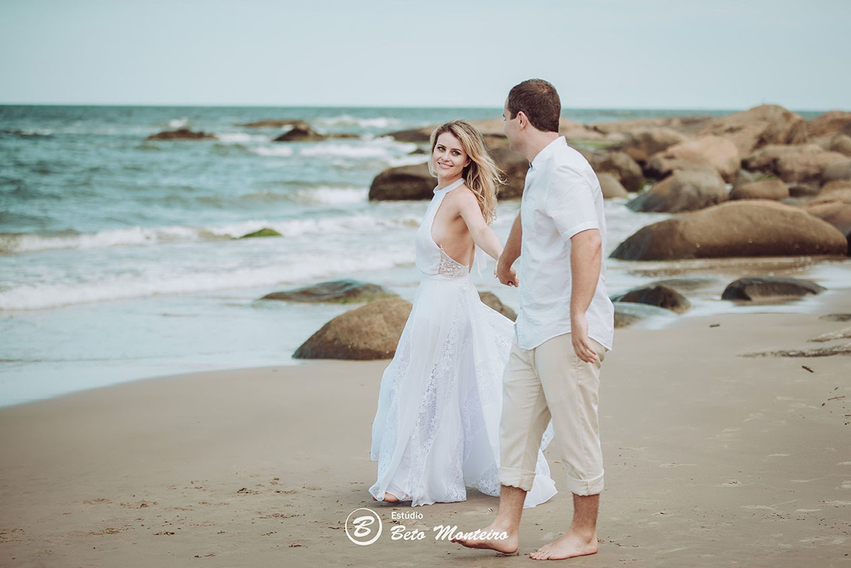Casamento - Wedding - Pré-Casamento - Cobertura de casamento - foto e filmagem de casamento - Wedding Day - Pré-Wedding - Trash the dress - Estúdio Beto Monteiro - Curitiba - Caieiras - Guaratuba - Céu azul - casal de branco - praia - natureza