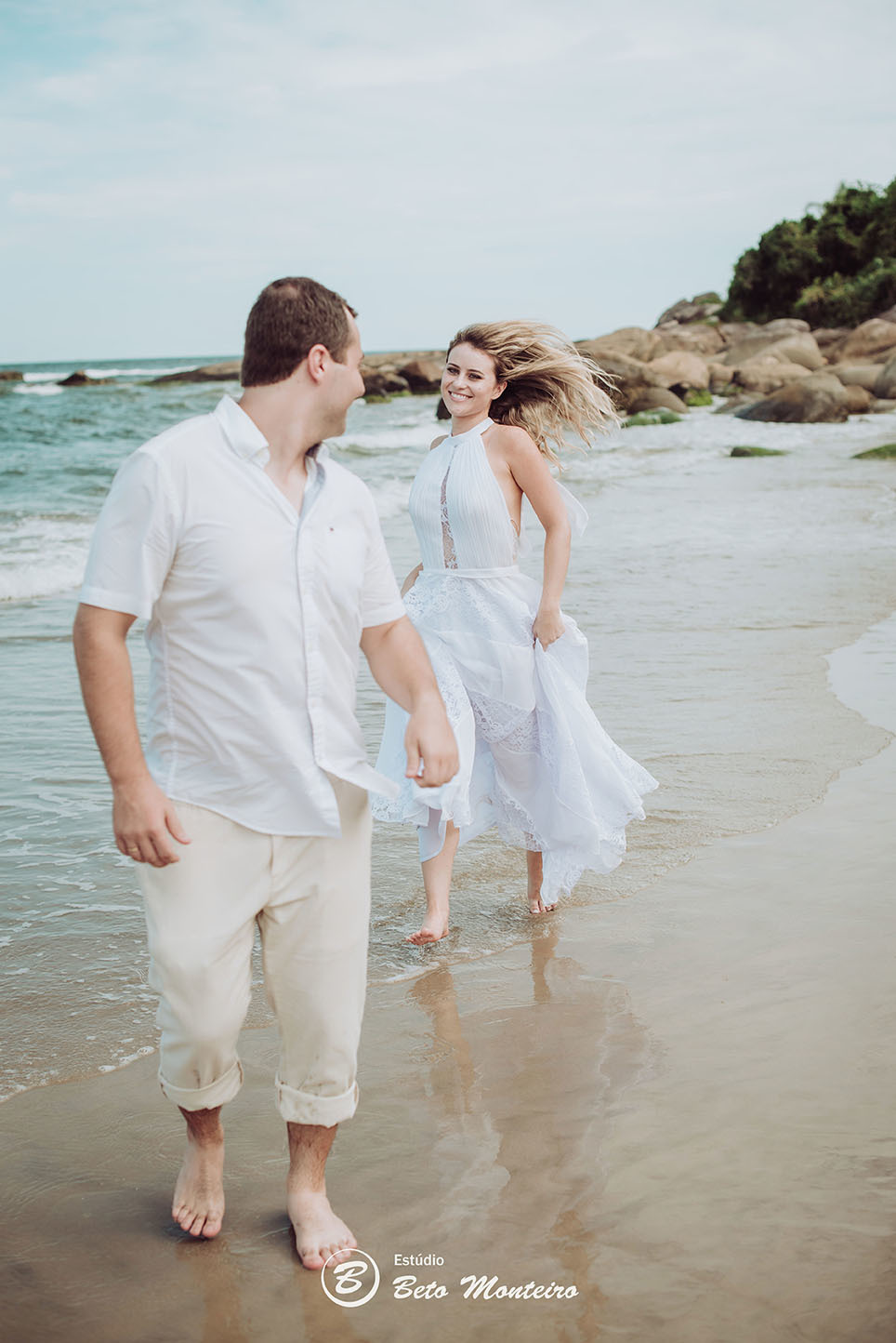 Casamento - Wedding - Pré-Casamento - Cobertura de casamento - foto e filmagem de casamento - Wedding Day - Pré-Wedding - Trash the dress - Estúdio Beto Monteiro - Curitiba - Caieiras - Guaratuba - Céu azul - casal de branco - praia - natureza