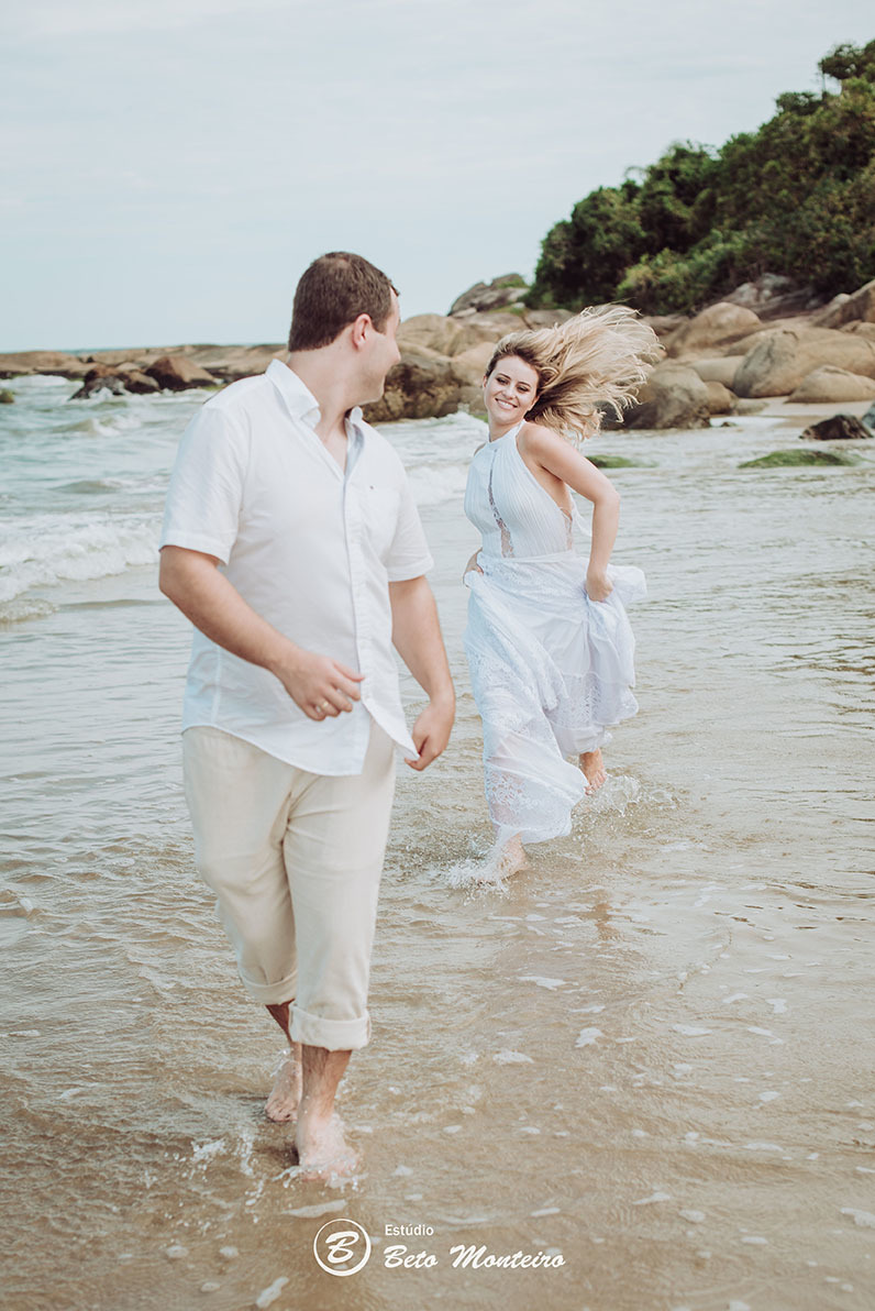 Casamento - Wedding - Pré-Casamento - Cobertura de casamento - foto e filmagem de casamento - Wedding Day - Pré-Wedding - Trash the dress - Estúdio Beto Monteiro - Curitiba - Caieiras - Guaratuba - Céu azul - casal de branco - praia - natureza