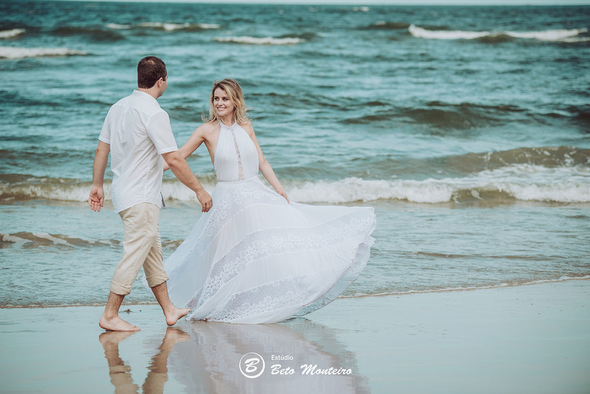 Casamento - Wedding - Pré-Casamento - Cobertura de casamento - foto e filmagem de casamento - Wedding Day - Pré-Wedding - Trash the dress - Estúdio Beto Monteiro - Curitiba - Caieiras - Guaratuba - Céu azul - casal de branco - praia - natureza