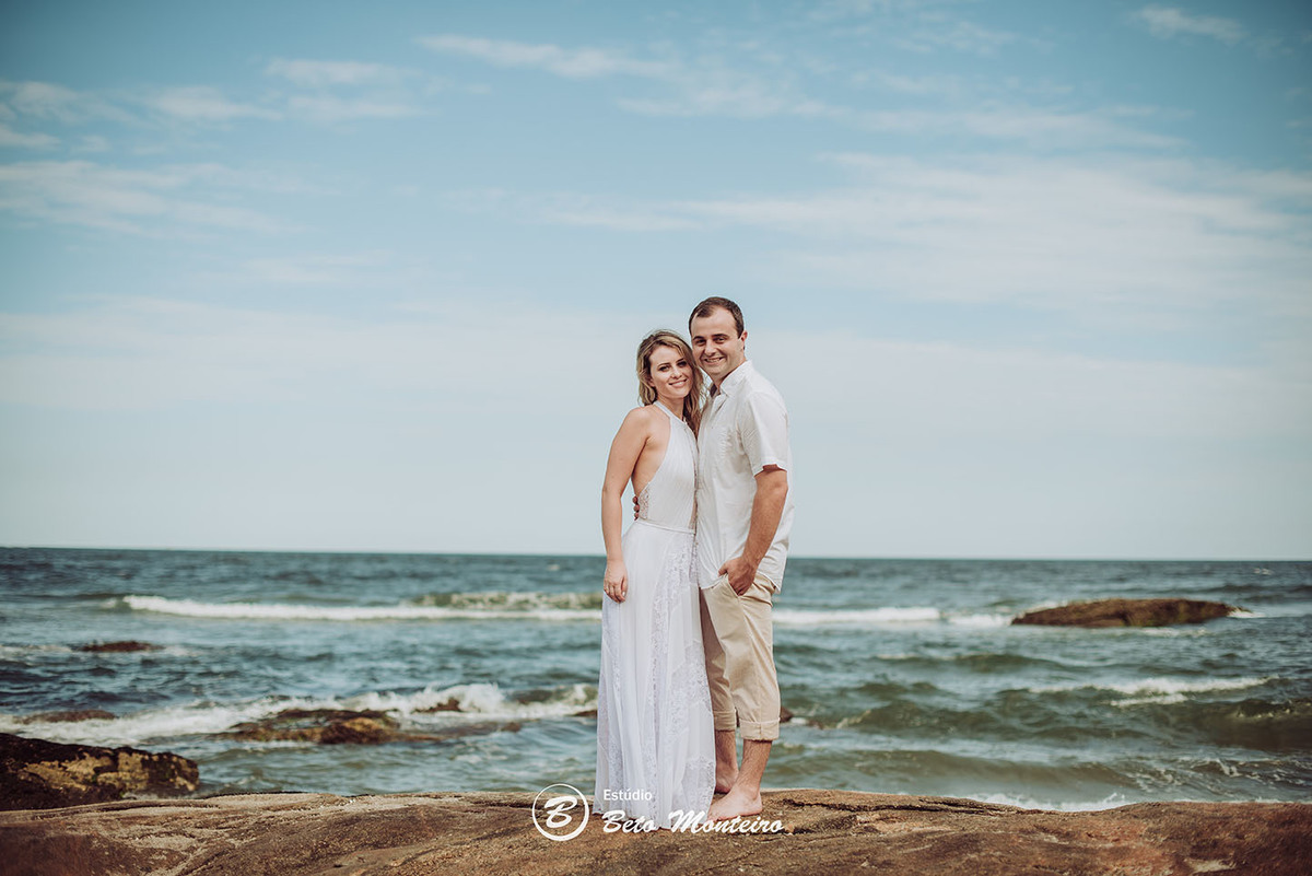 Casamento - Wedding - Pré-Casamento - Cobertura de casamento - foto e filmagem de casamento - Wedding Day - Pré-Wedding - Trash the dress - Estúdio Beto Monteiro - Curitiba - Caieiras - Guaratuba - Céu azul - casal de branco - praia - natureza