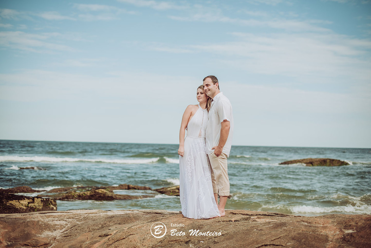 Casamento - Wedding - Pré-Casamento - Cobertura de casamento - foto e filmagem de casamento - Wedding Day - Pré-Wedding - Trash the dress - Estúdio Beto Monteiro - Curitiba - Caieiras - Guaratuba - Céu azul - casal de branco - praia - natureza
