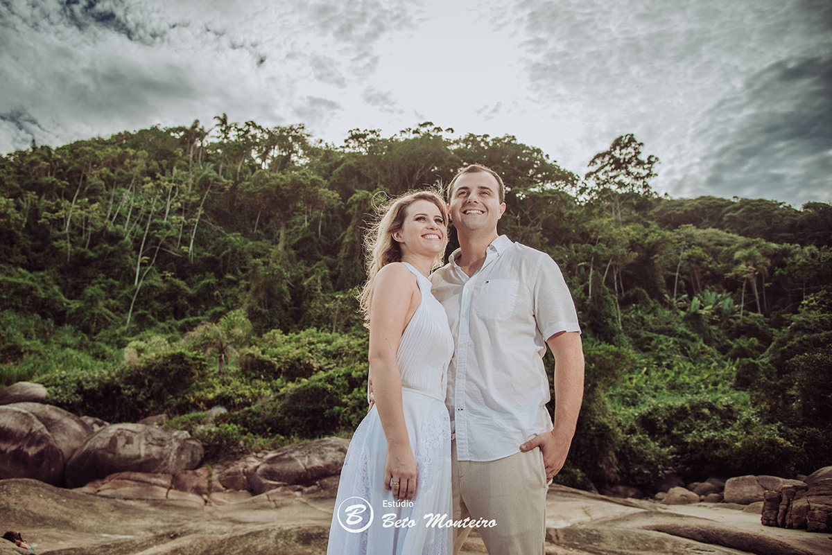 Casamento - Wedding - Pré-Casamento - Cobertura de casamento - foto e filmagem de casamento - Wedding Day - Pré-Wedding - Trash the dress - Estúdio Beto Monteiro - Curitiba - Caieiras - Guaratuba - Céu azul - casal de branco - praia - natureza