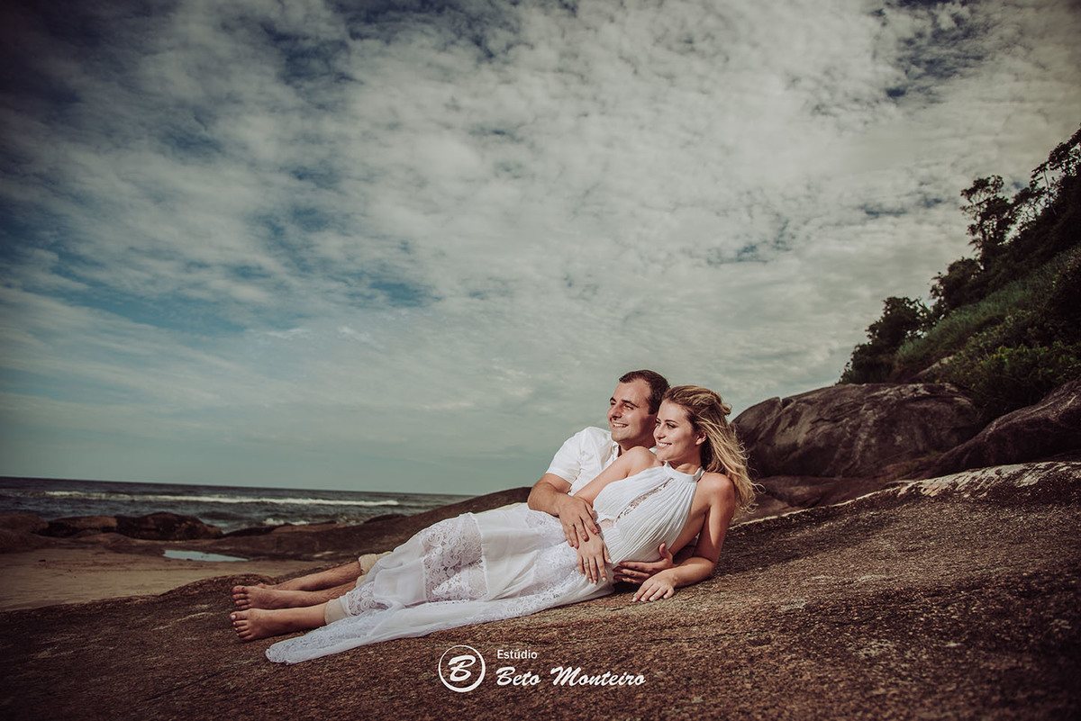 Casamento - Wedding - Pré-Casamento - Cobertura de casamento - foto e filmagem de casamento - Wedding Day - Pré-Wedding - Trash the dress - Estúdio Beto Monteiro - Curitiba - Caieiras - Guaratuba - Céu azul - casal de branco - praia - natureza