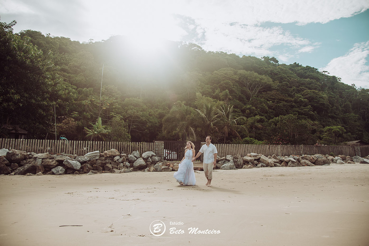 Casamento - Wedding - Pré-Casamento - Cobertura de casamento - foto e filmagem de casamento - Wedding Day - Pré-Wedding - Trash the dress - Estúdio Beto Monteiro - Curitiba - Caieiras - Guaratuba - Céu azul - casal de branco - praia - natureza
