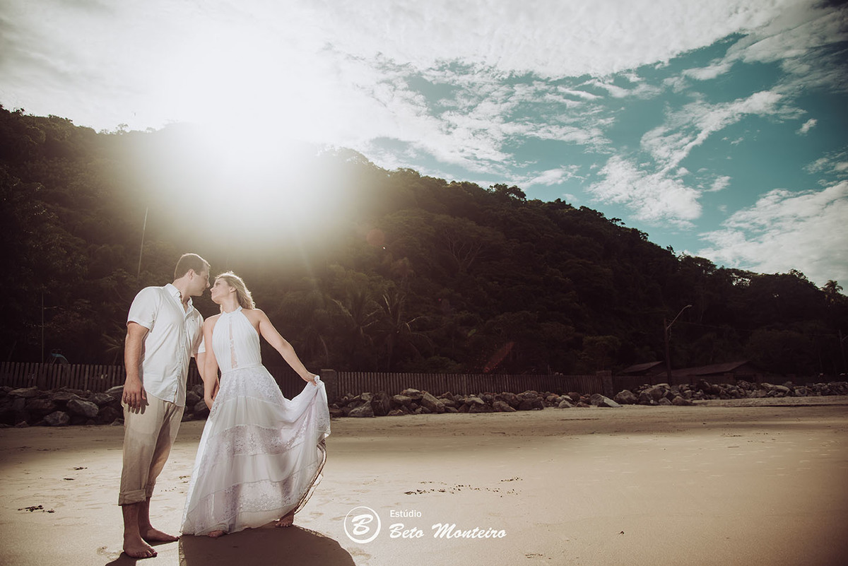 Casamento - Wedding - Pré-Casamento - Cobertura de casamento - foto e filmagem de casamento - Wedding Day - Pré-Wedding - Trash the dress - Estúdio Beto Monteiro - Curitiba - Caieiras - Guaratuba - Céu azul - casal de branco - praia - natureza