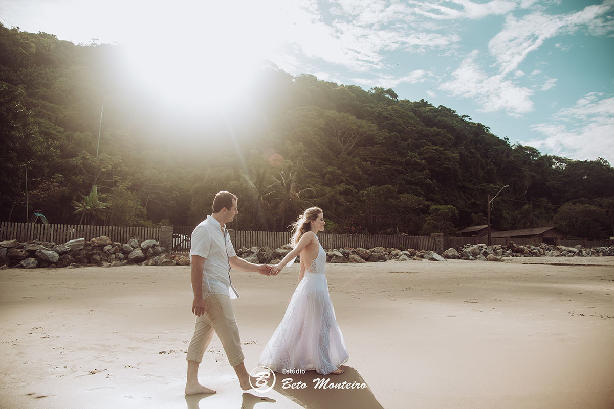 Casamento - Wedding - Pré-Casamento - Cobertura de casamento - foto e filmagem de casamento - Wedding Day - Pré-Wedding - Trash the dress - Estúdio Beto Monteiro - Curitiba - Caieiras - Guaratuba - Céu azul - casal de branco - praia - natureza