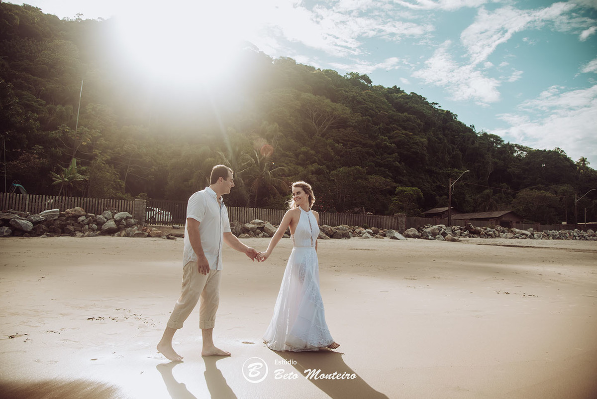 Casamento - Wedding - Pré-Casamento - Cobertura de casamento - foto e filmagem de casamento - Wedding Day - Pré-Wedding - Trash the dress - Estúdio Beto Monteiro - Curitiba - Caieiras - Guaratuba - Céu azul - casal de branco - praia - natureza