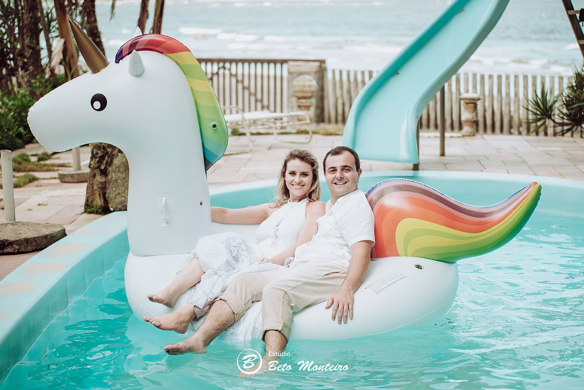 Casamento - Wedding - Pré-Casamento - Cobertura de casamento - foto e filmagem de casamento - Wedding Day - Pré-Wedding - Trash the dress - Estúdio Beto Monteiro - Curitiba - Caieiras - Guaratuba - Céu azul - casal de branco - praia - natureza