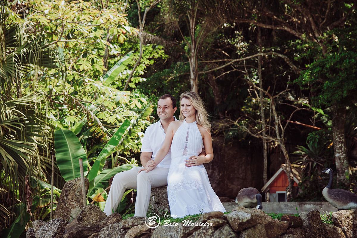 Casamento - Wedding - Pré-Casamento - Cobertura de casamento - foto e filmagem de casamento - Wedding Day - Pré-Wedding - Trash the dress - Estúdio Beto Monteiro - Curitiba - Caieiras - Guaratuba - Céu azul - casal de branco - praia - natureza