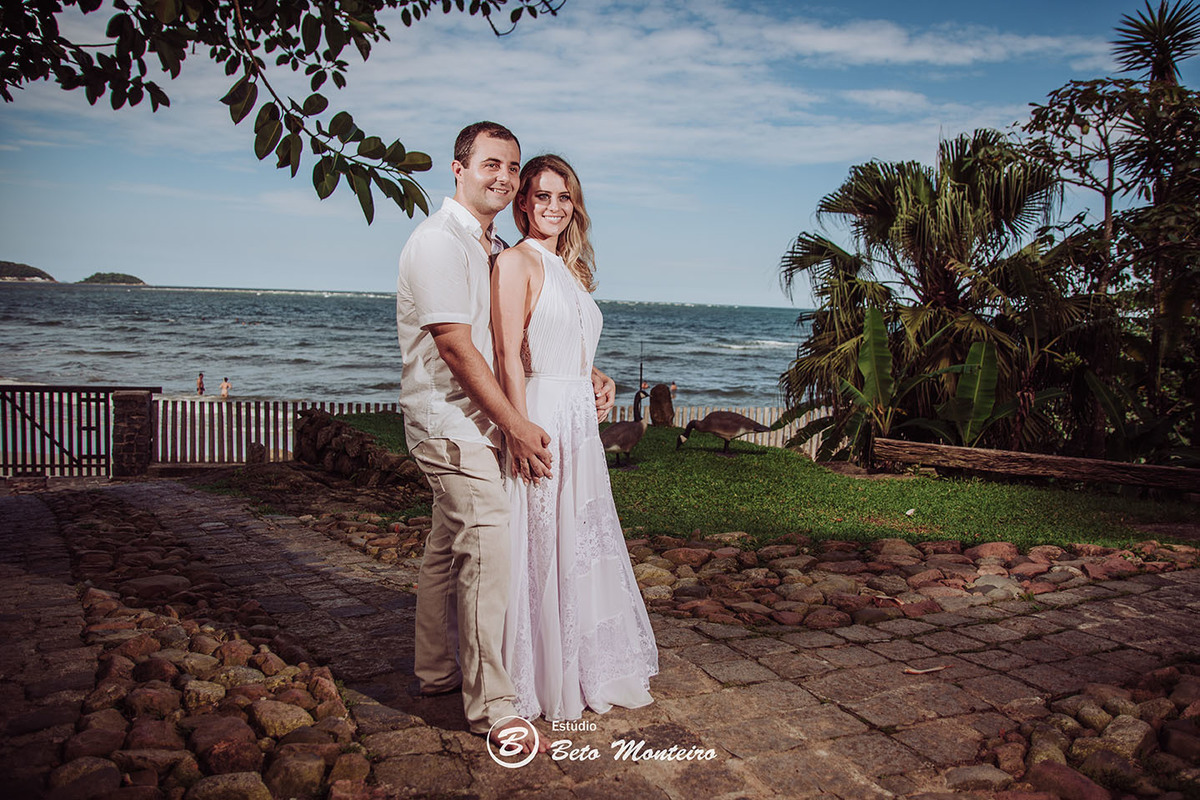 Casamento - Wedding - Pré-Casamento - Cobertura de casamento - foto e filmagem de casamento - Wedding Day - Pré-Wedding - Trash the dress - Estúdio Beto Monteiro - Curitiba - Caieiras - Guaratuba - Céu azul - casal de branco - praia - natureza