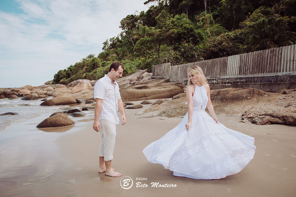 Casamento - Wedding - Pré-Casamento - Cobertura de casamento - foto e filmagem de casamento - Wedding Day - Pré-Wedding - Trash the dress - Estúdio Beto Monteiro - Curitiba - Caieiras - Guaratuba - Céu azul - casal de branco - praia - natureza