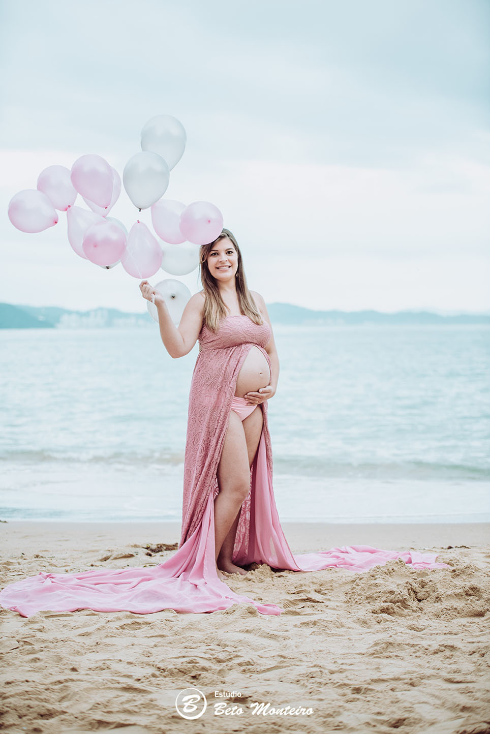 Laura Monteiro e Kleber - Isabela - Book Gestante e Familia em Curitiba - Vestido rosa - Praia - Laranjeiras - Balneario Camboriu - Book de gestante na praia - Fotos ao ar livre - Grávida - Gestação - Estudio Beto Monteiro