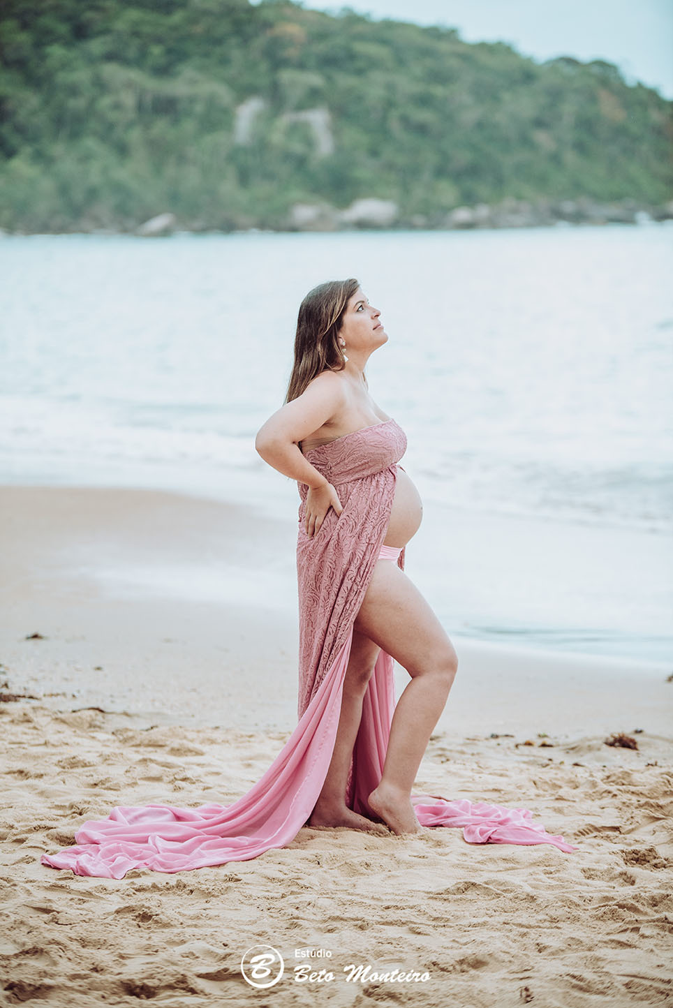 Laura Monteiro e Kleber - Isabela - Book Gestante e Familia em Curitiba - Vestido rosa - Praia - Laranjeiras - Balneario Camboriu - Book de gestante na praia - Fotos ao ar livre - Grávida - Gestação - Estudio Beto Monteiro