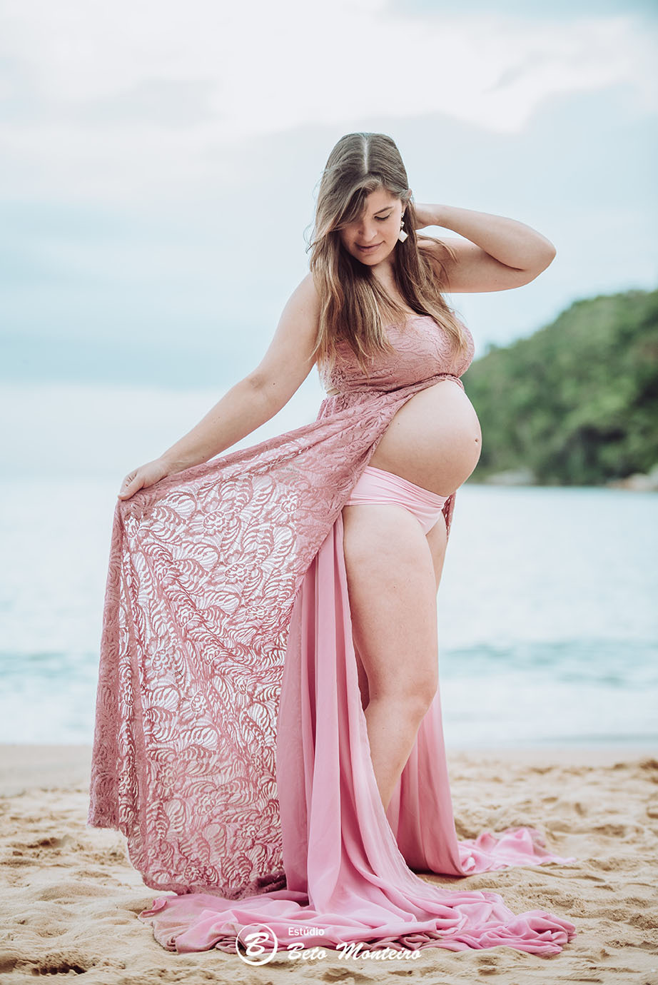Laura Monteiro e Kleber - Isabela - Book Gestante e Familia em Curitiba - Vestido rosa - Praia - Laranjeiras - Balneario Camboriu - Book de gestante na praia - Fotos ao ar livre - Grávida - Gestação - Estudio Beto Monteiro