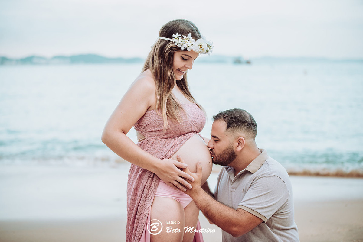 Laura Monteiro e Kleber - Isabela - Book Gestante e Familia em Curitiba - Vestido rosa - Praia - Laranjeiras - Balneario Camboriu - Book de gestante na praia - Fotos ao ar livre - Grávida - Gestação - Estudio Beto Monteiro