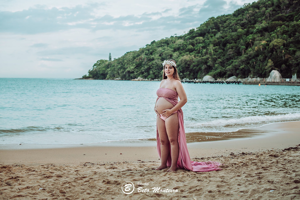 Laura Monteiro e Kleber - Isabela - Book Gestante e Familia em Curitiba - Vestido rosa - Praia - Laranjeiras - Balneario Camboriu - Book de gestante na praia - Fotos ao ar livre - Grávida - Gestação - Estudio Beto Monteiro