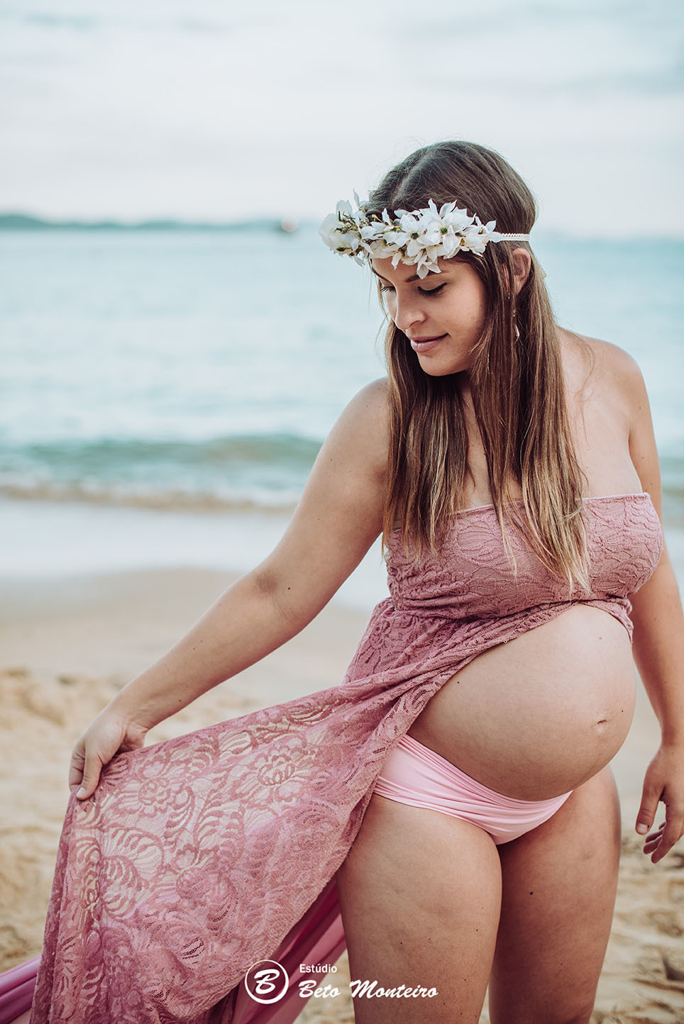 Laura Monteiro e Kleber - Isabela - Book Gestante e Familia em Curitiba - Vestido rosa - Praia - Laranjeiras - Balneario Camboriu - Book de gestante na praia - Fotos ao ar livre - Grávida - Gestação - Estudio Beto Monteiro