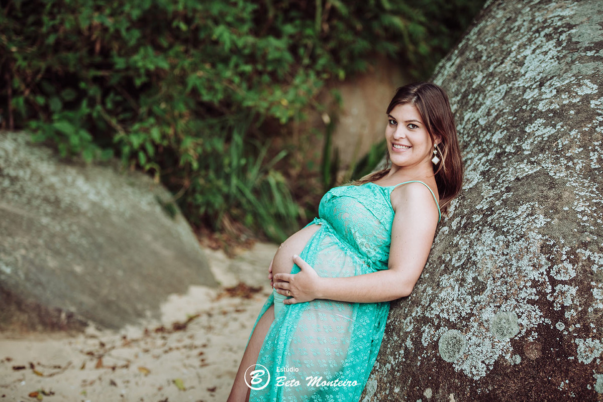 Laura Monteiro e Kleber - Isabela - Book Gestante e Familia em Curitiba - Vestido rosa - Praia - Laranjeiras - Balneario Camboriu - Book de gestante na praia - Fotos ao ar livre - Grávida - Gestação - Estudio Beto Monteiro