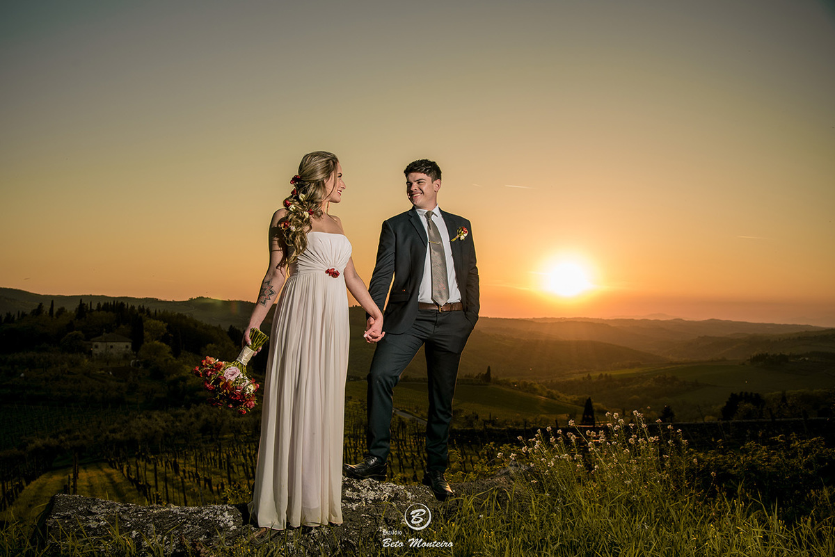 Bruna e Felipe - fotografia em florenca italia europa - fotografo na europa - casamento europa - casal - noivo - noiva - wedding - estudio beto monteiro - noivo curitiba - fotografo - fotografo de casamento - casal no campo - paisagem - cruz - por do sol