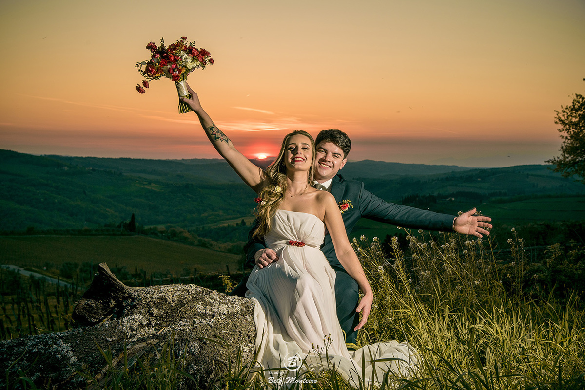 Bruna e Felipe - fotografia em florenca italia europa - fotografo na europa - casamento europa - casal - noivo - noiva - wedding - estudio beto monteiro - curitiba - fotografo de casamento - casal no campo - paisagem - cruz - por do sol - vinhedo