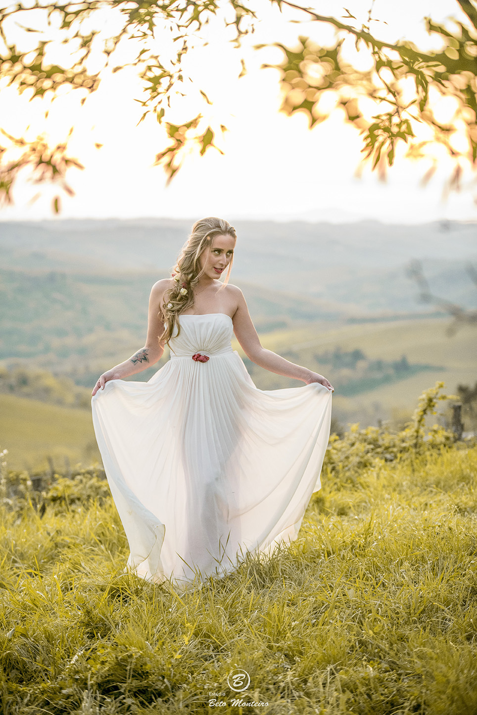 Bruna e Felipe - fotografia em florenca italia europa - fotografo na europa - casamento europa - casal - noivo - noiva - wedding - estudio beto monteiro - curitiba - fotografo de casamento - casal no campo - paisagem - cruz - por do sol - vinhedo