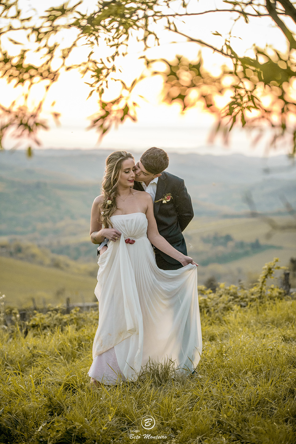 Bruna e Felipe - fotografia em florenca italia europa - fotografo na europa - casamento europa - casal - noivo - noiva - wedding - estudio beto monteiro - curitiba - fotografo de casamento - casal no campo - paisagem - cruz - por do sol - vinhedo