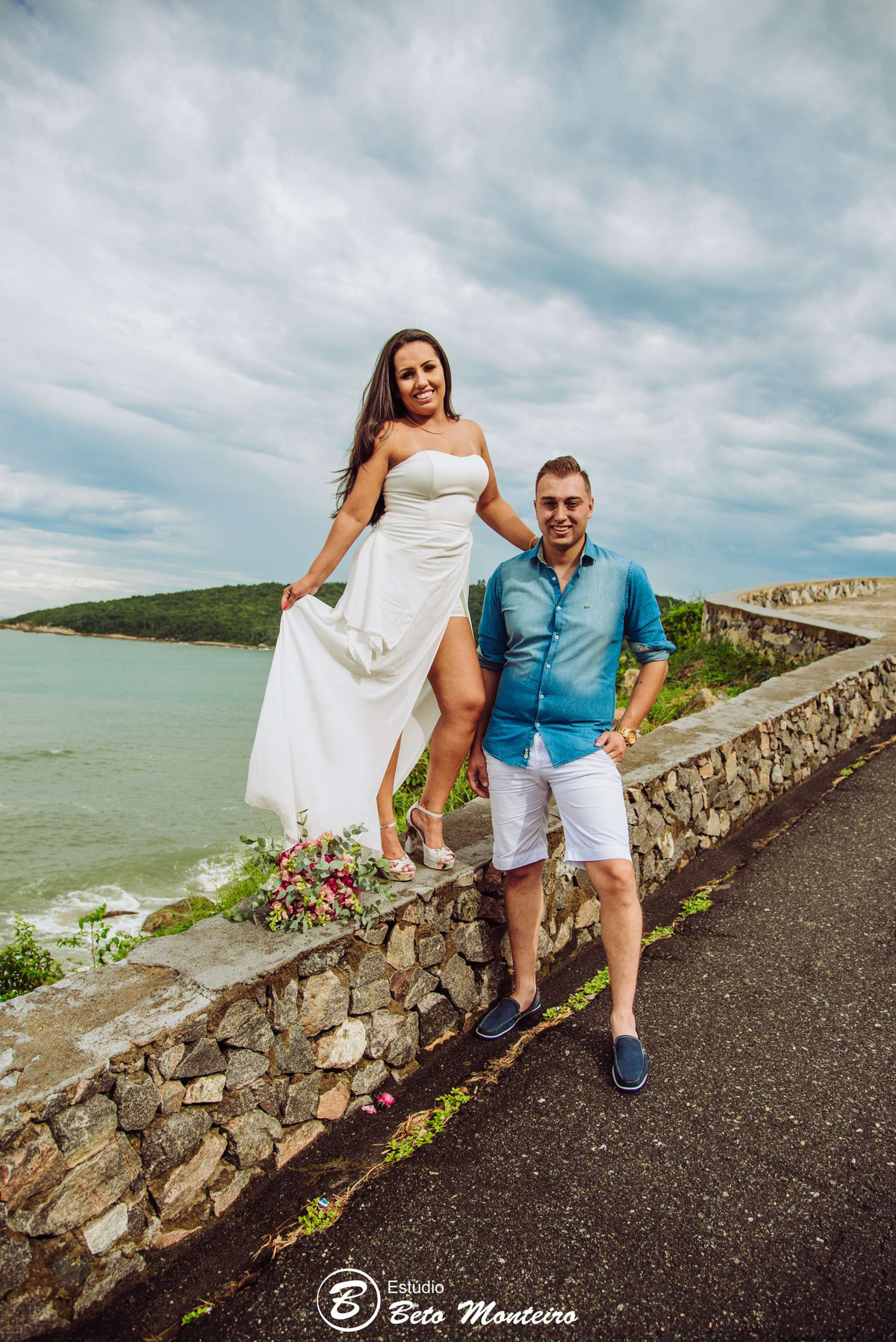 Casamento - Wedding - Pré - Cobertura de casamento - foto e filmagem de casamento - fotografo de casamento curitiba - Pré-Wedding - Trash the dress - Estúdio Beto Monteiro - Curitiba - balneario camboriu - bc - laranjeiras - taquarinhas - Céu azul - praia