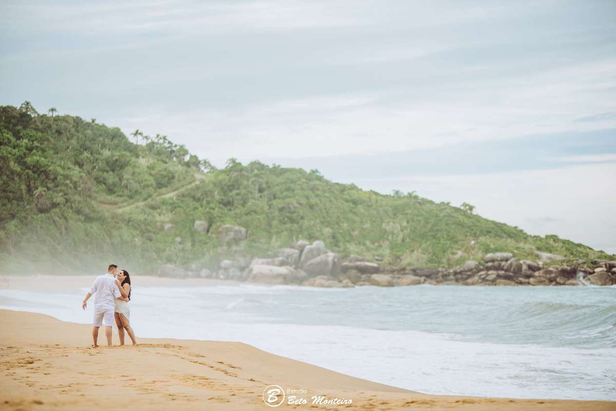 Casamento - Wedding - Pré - Cobertura de casamento - foto e filmagem de casamento - fotografo de casamento curitiba - Pré-Wedding - Trash the dress - Estúdio Beto Monteiro - Curitiba - balneario camboriu - bc - laranjeiras - taquarinhas - Céu azul - praia