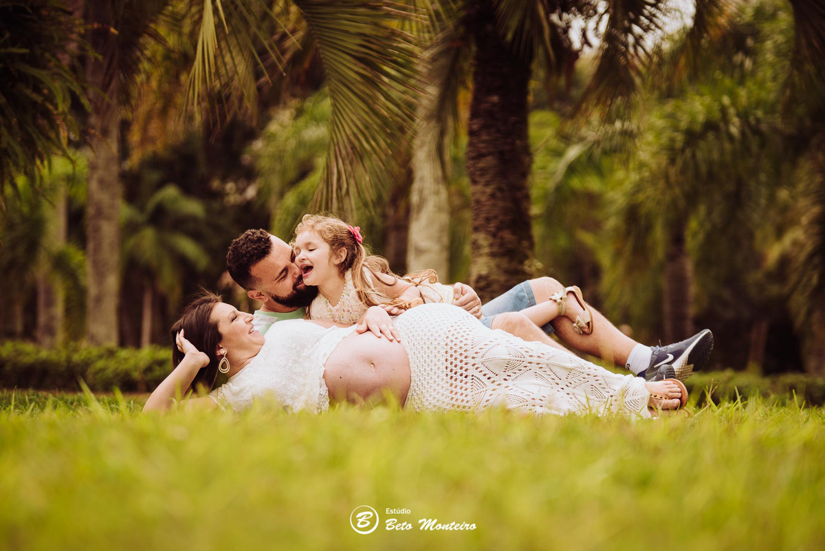 Book Gestante e Familia em Curitiba - Book de gestante lifestyle - Fotos ao ar livre - Grávida - Gestação - Estudio Beto Monteiro - jardim botanico - kamila costa - rafael e maria clara - emanuel