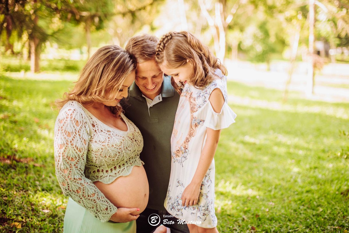 Book Gestante e Familia em Curitiba - Book de gestante lifestyle - Fotos ao ar livre - Grávida - Gestação - Estudio Beto Monteiro - jardim botanico - barbara couto - dione