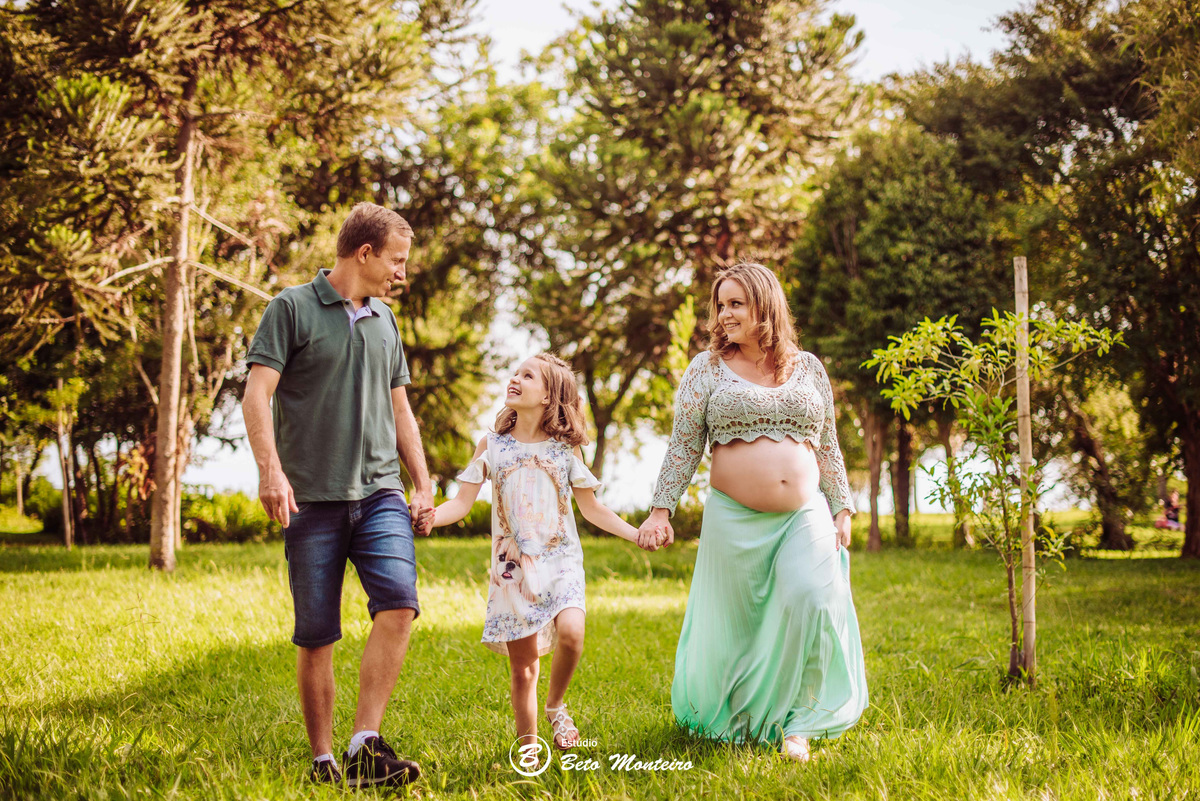 Book Gestante e Familia em Curitiba - Book de gestante lifestyle - Fotos ao ar livre - Grávida - Gestação - Estudio Beto Monteiro - jardim botanico - barbara couto - dione