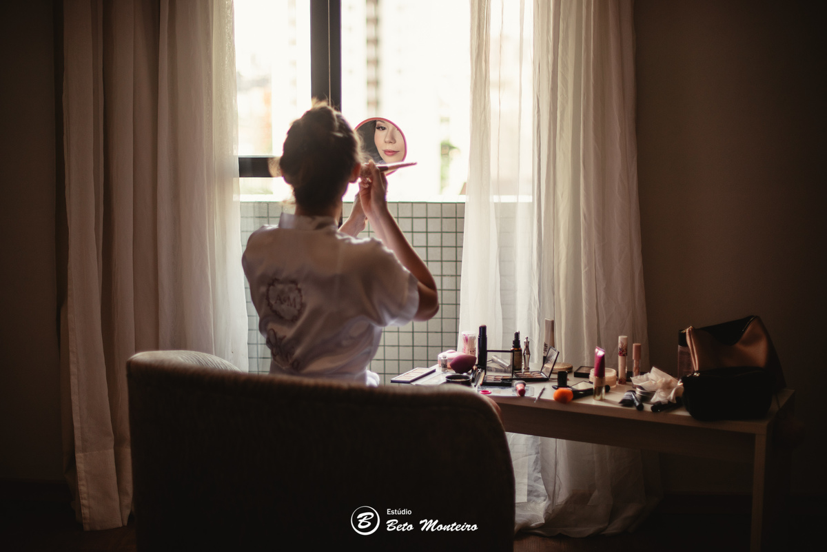 fotografo de casamento - videos de casamento - filmagem - casamento - cinegrafista - filmmaker - wedding - produtora - curitiba - estudio beto monteiro - casal - pre wedding - ana e matheus - le rechaud - first look - noiva se maquiando -