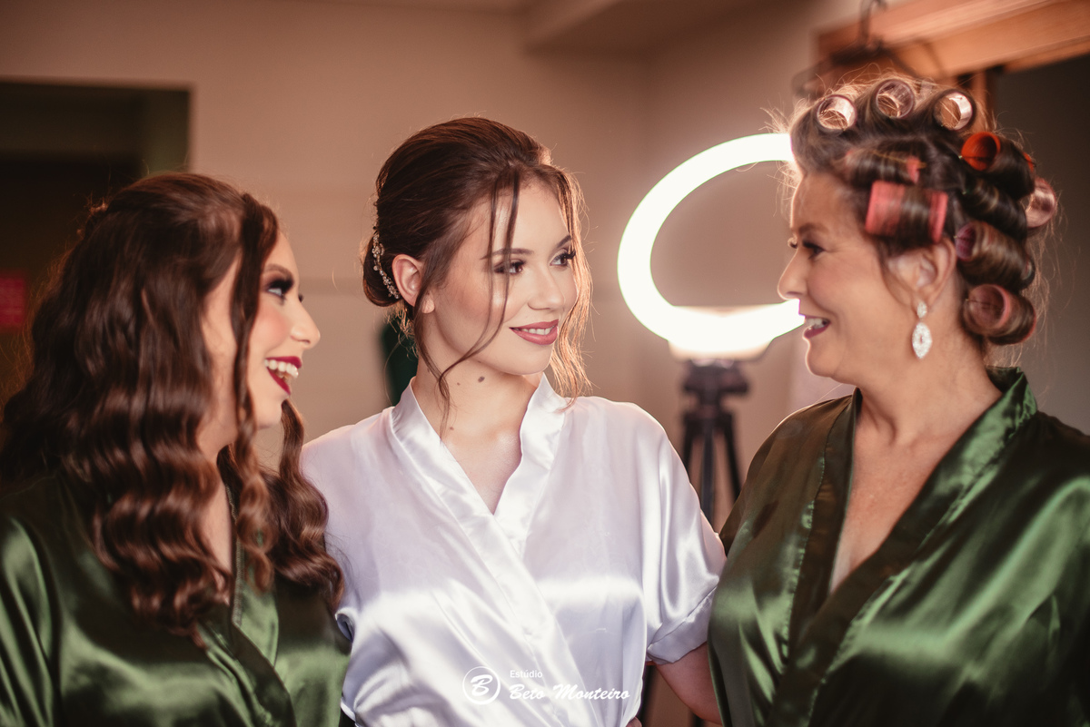 fotografo de casamento - videos de casamento - filmagem - casamento - cinegrafista - filmmaker - wedding - produtora - curitiba - estudio beto monteiro - casal - pre wedding - ana e matheus - le rechaud - first look - noiva se maquiando -