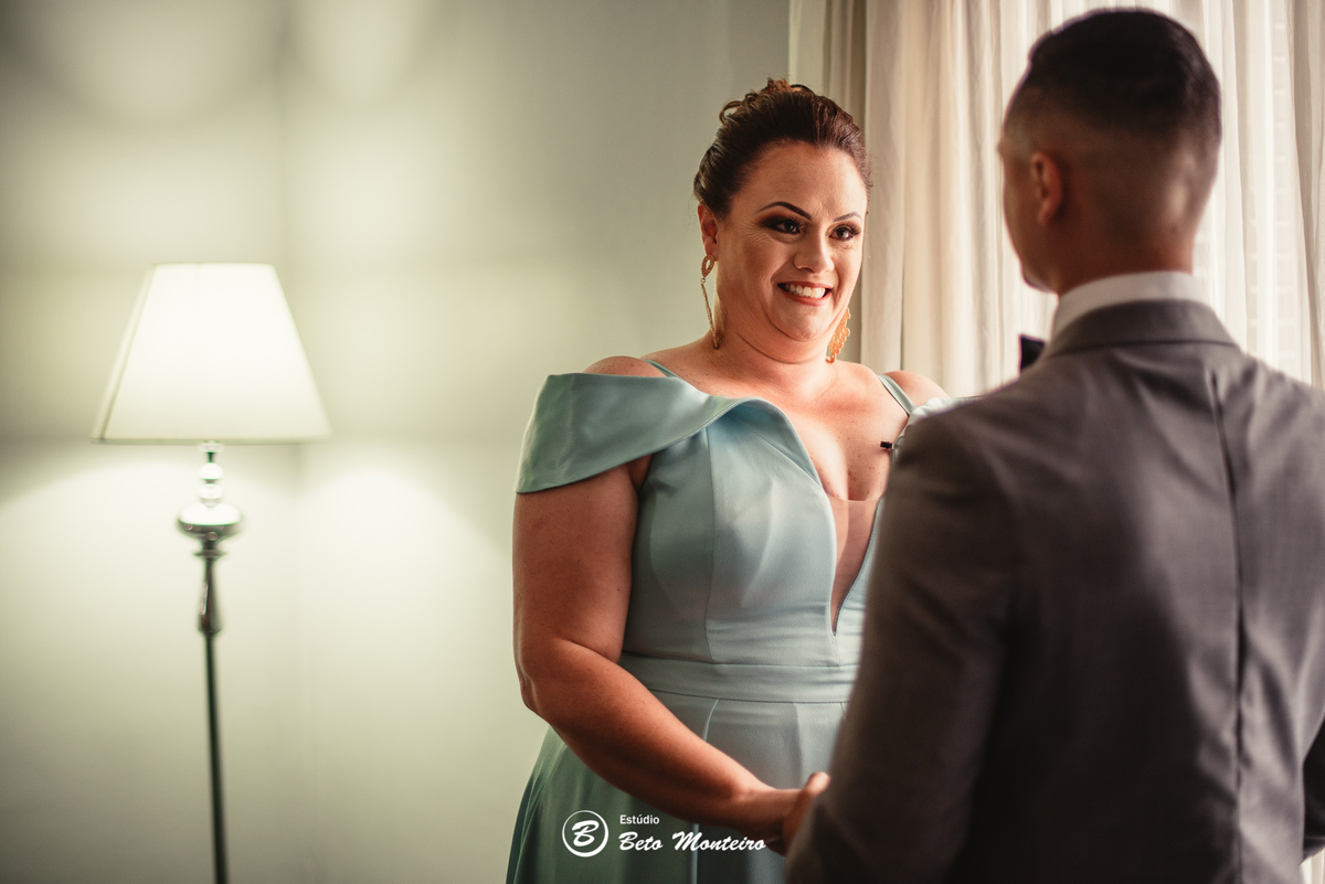 fotografo de casamento - videos de casamento - filmagem - casamento - cinegrafista - filmmaker - wedding - produtora - curitiba - estudio beto monteiro - casal - pre wedding - ana e matheus - le rechaud - first look - noiva se maquiando -