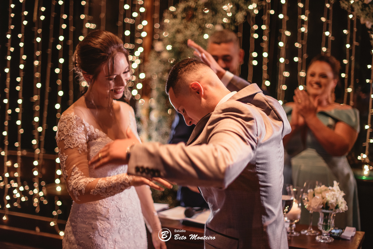 fotografo de casamento - videos de casamento - filmagem - casamento - cinegrafista - filmmaker - wedding - produtora - curitiba - estudio beto monteiro - casal - pre wedding - ana e matheus - le rechaud - first look - noiva se maquiando -