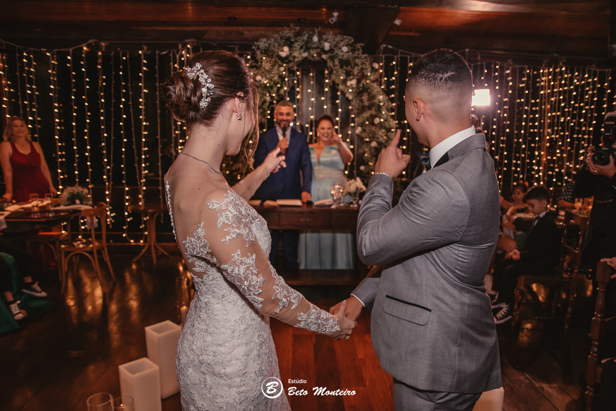 fotografo de casamento - videos de casamento - filmagem - casamento - cinegrafista - filmmaker - wedding - produtora - curitiba - estudio beto monteiro - casal - pre wedding - ana e matheus - le rechaud - first look - noiva se maquiando -