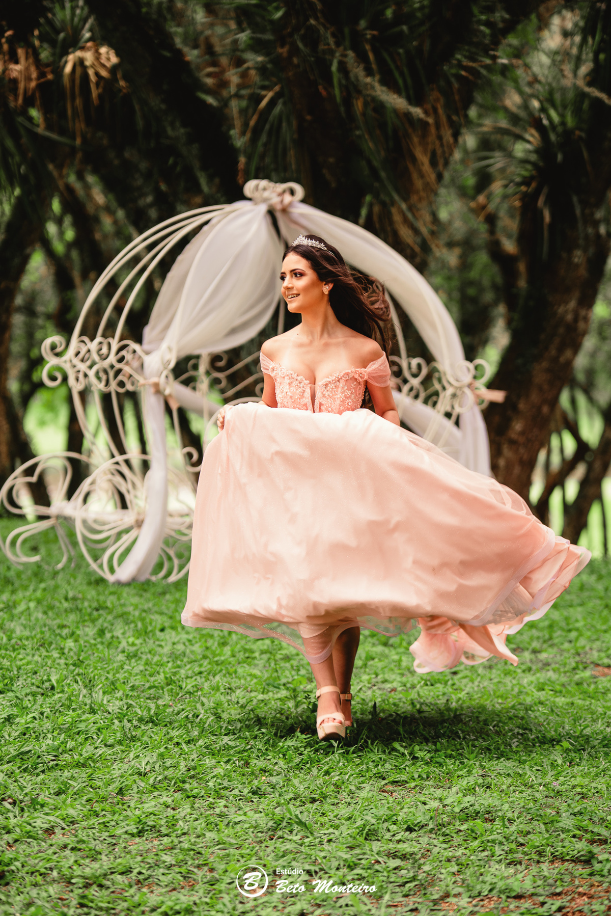 Aniversário de 15 anos - Foto e Filmagem - Debutante - Estúdio Beto Monteiro - Curitiba - fotografo de 15 anos - sessao de fotos - book de fotos - book de 15 anos - fotografo - isabella bozza - bella - bozza - chacara ienkot - vestido - roze bozza