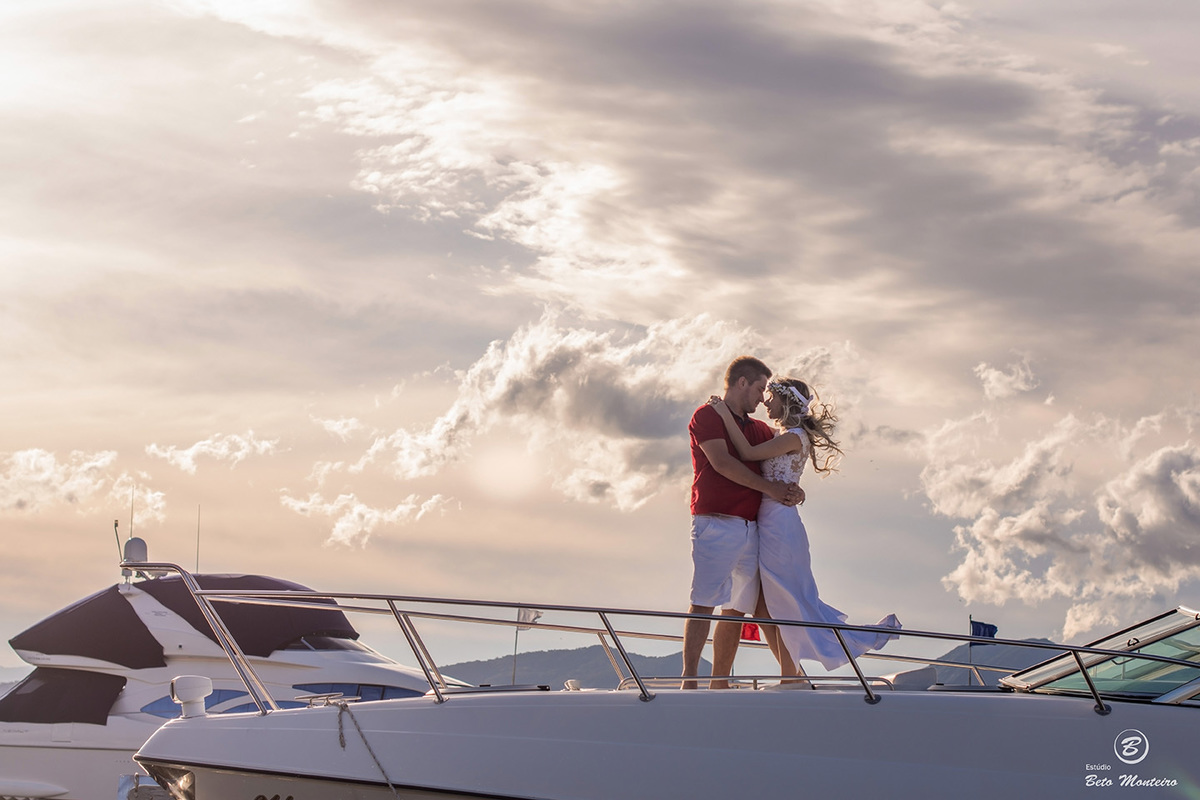 Book Pré-Casamento - Book Pré-wedding - Trash the dress - Book de casal - Sessão de noivos - Save the date - Estúdio Beto Monteiro - Curitiba - barco iate