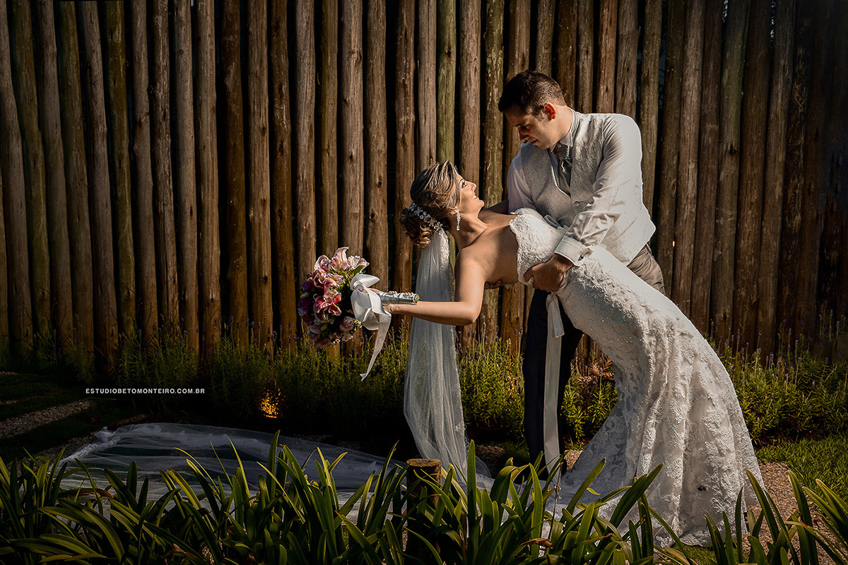 Noiva olhando para buque - Casamento noturno - Casamento - Wedding - Pré-Casamento - Cobertura de casamento - filmagem de casamento Curitiba - Pré-Wedding - fotógrafo de casamento Curitiba - Estúdio Beto Monteiro