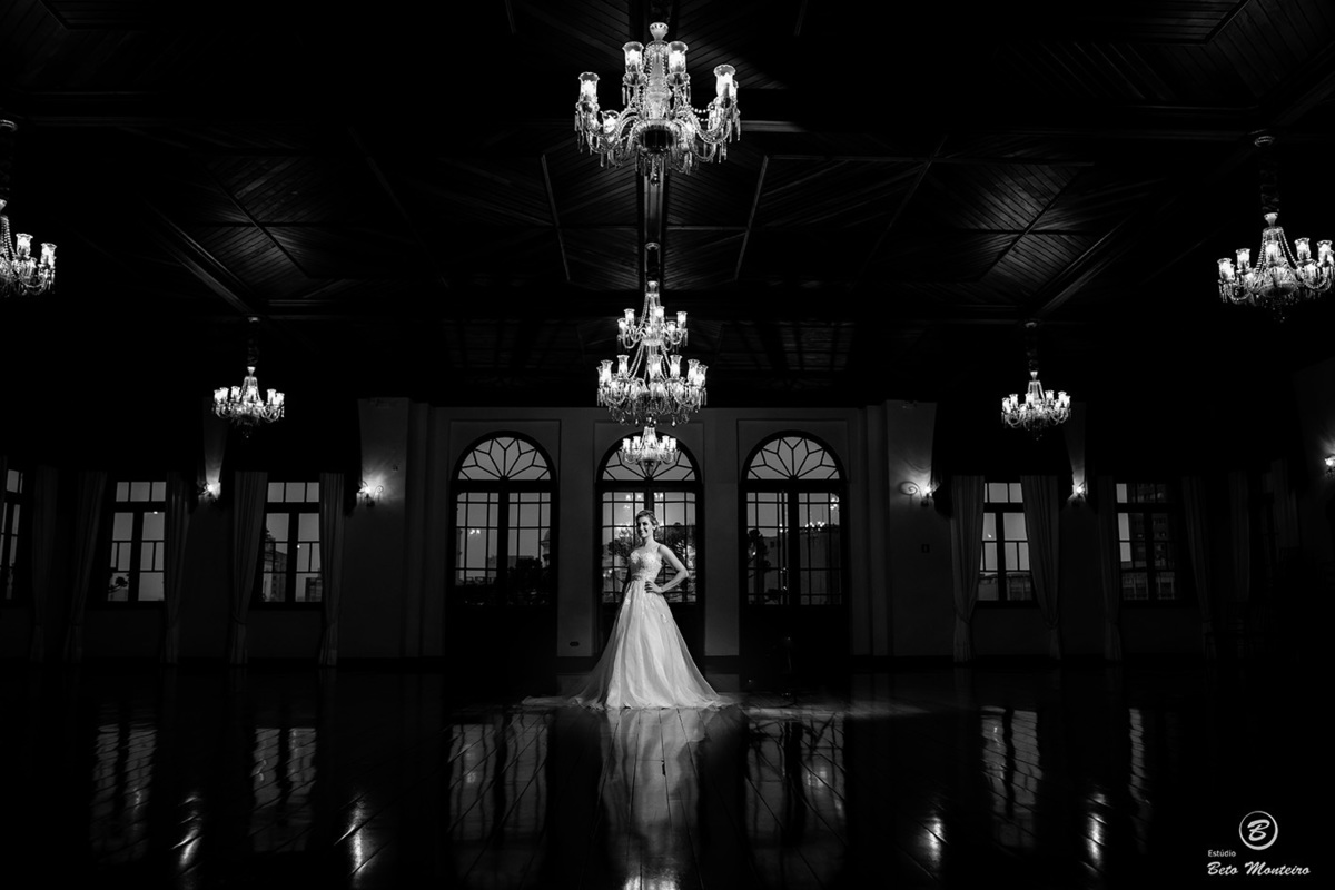 noiva fundo preto e lustres Noiva olhando para buque - Casamento noturno - Casamento - Wedding - Pré-Casamento - Cobertura de casamento - filmagem de casamento Curitiba - Pré-Wedding - fotógrafo de casamento Curitiba - Estúdio Beto Monteiro pal garibaldi