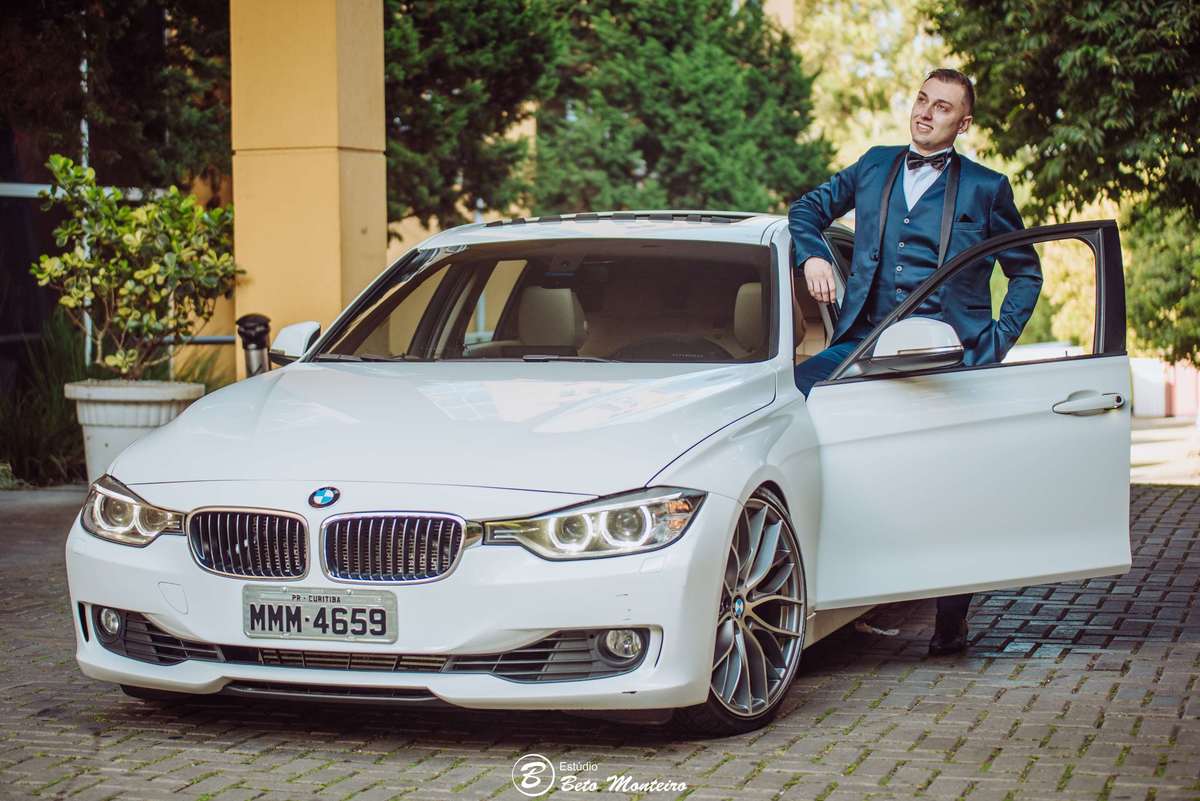 bmw - noivo - priscilla e denis - Noiva olhando para buque - Casamento noturno - Casamento - Wedding - Pré-Casamento - Cobertura de casamento - filmagem de casamento Curitiba - Pré-Wedding - fotógrafo de casamento Curitiba - Estúdio Beto Monteiro