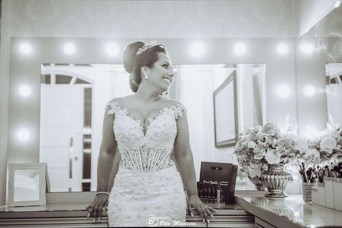 bmw - noivo - priscilla e denis - Noiva olhando para buque - Casamento noturno - Casamento - Wedding - Pré-Casamento - Cobertura de casamento - filmagem de casamento Curitiba - Pré-Wedding - fotógrafo de casamento Curitiba - Estúdio Beto Monteiro