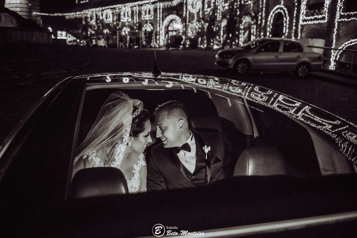 bmw - noivo - priscilla e denis - Noiva olhando para buque - Casamento noturno - Casamento - Wedding - Pré-Casamento - Cobertura de casamento - filmagem de casamento Curitiba - Pré-Wedding - fotógrafo de casamento Curitiba - Estúdio Beto Monteiro