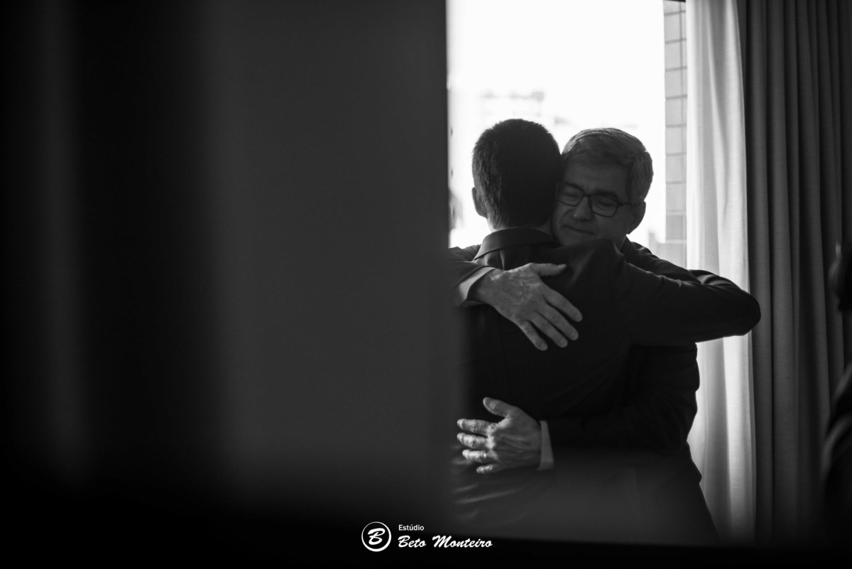 Noivo e pai se abraçando - Casamento noturno - Casamento - Wedding - Pré-Casamento - Cobertura de casamento - filmagem de casamento Curitiba - Pré-Wedding - fotógrafo de casamento Curitiba - Estúdio Beto Monteiro castello reale