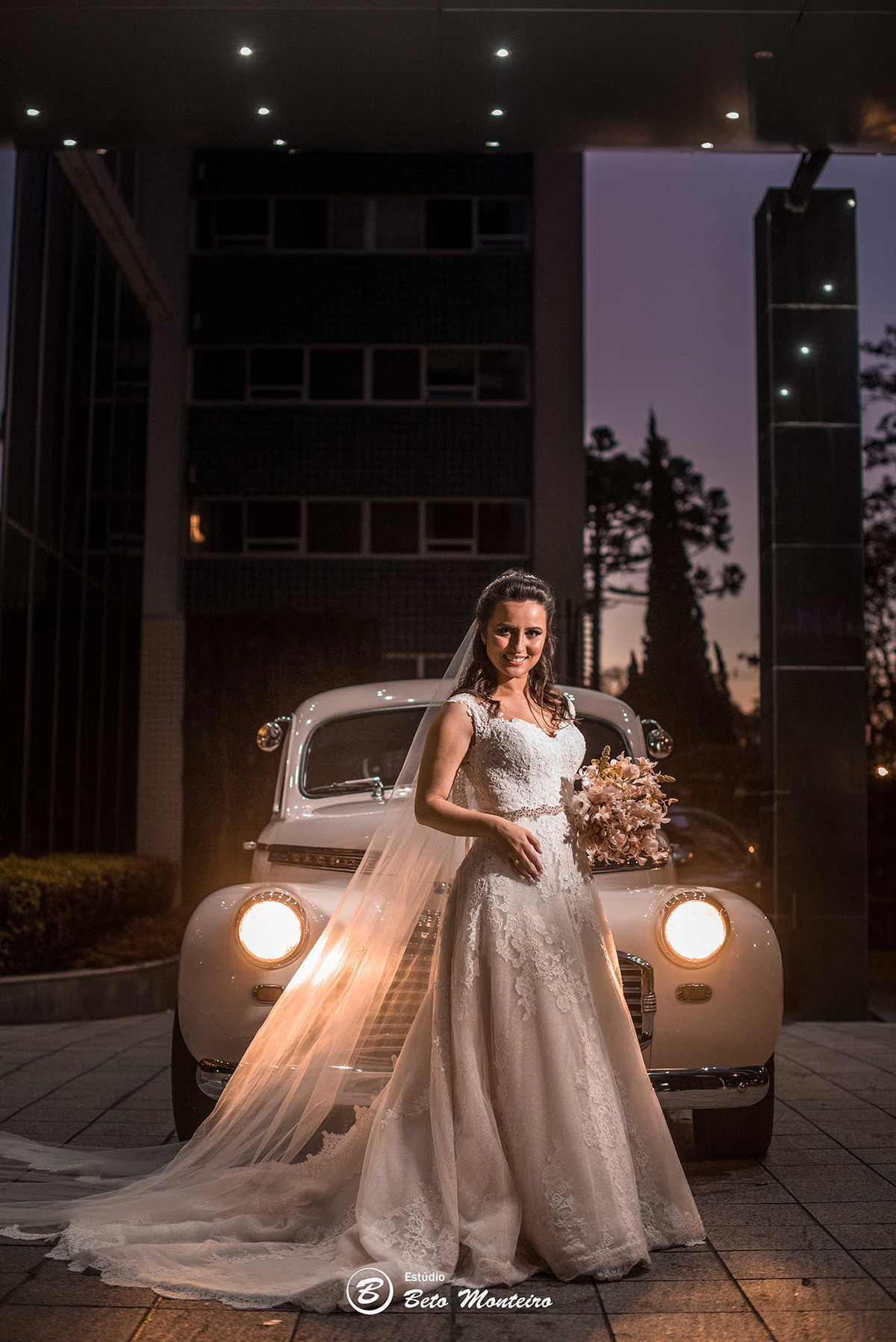 noiva na frente do carro - Casamento noturno - Casamento - Wedding - Pré-Casamento - Cobertura de casamento - filmagem de casamento Curitiba - Pré-Wedding - fotógrafo de casamento Curitiba - Estúdio Beto Monteiro bistro duchamp