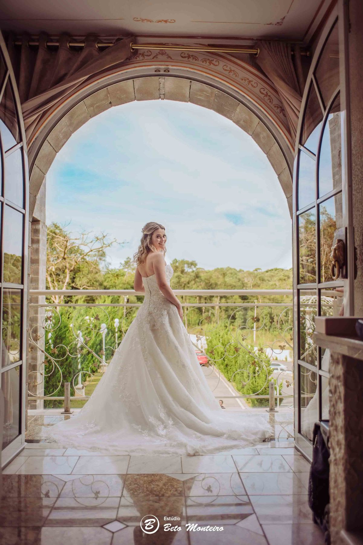 Noivos no Castello Reale - Véu voando- Casamento - Wedding - Pré-Casamento - Cobertura de casamento - filmagem de casamento Curitiba - Pré-Wedding - fotógrafo de casamento Curitiba - Estúdio Beto Monteiro castello reale