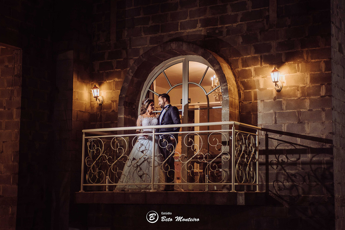 Noivos na sacada - Casamento noturno - Casamento - Wedding - Pré-Casamento - Cobertura de casamento - filmagem de casamento Curitiba - Pré-Wedding - fotógrafo de casamento Curitiba - Estúdio Beto Monteiro castello reale